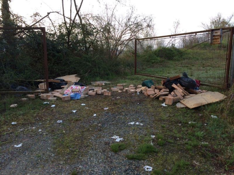 Discarica a cielo aperto a Sandigliano