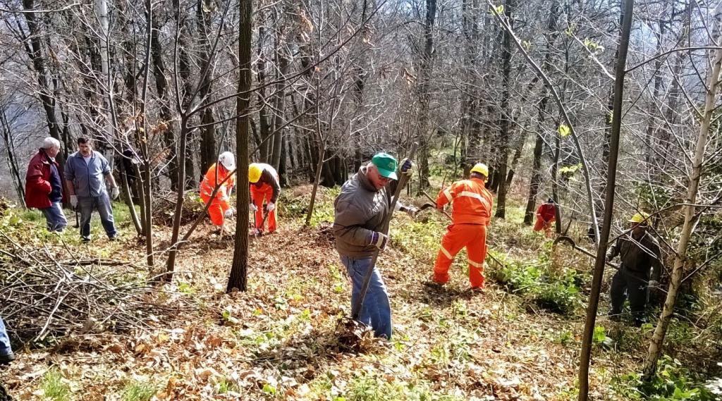 Gli alpini puliscono la burcina