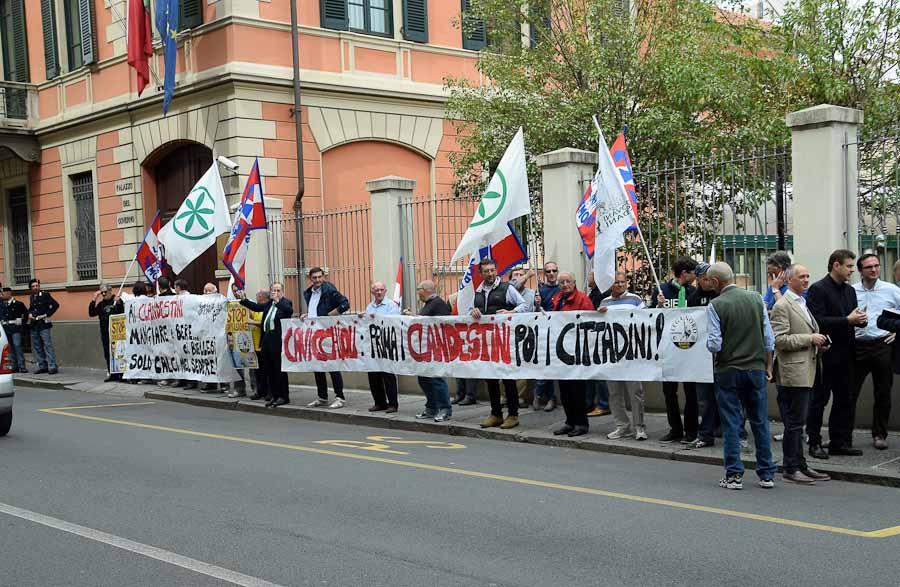 Protesta Lega Davanti Prefettura Biella