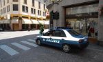 Aggredisce i poliziotti, arrestato