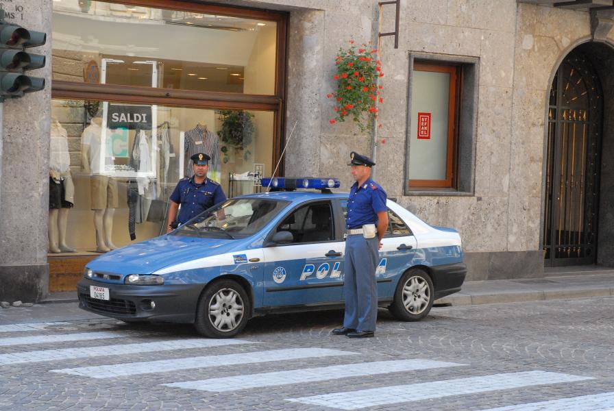 Aggredisce fidanzata e poliziotti