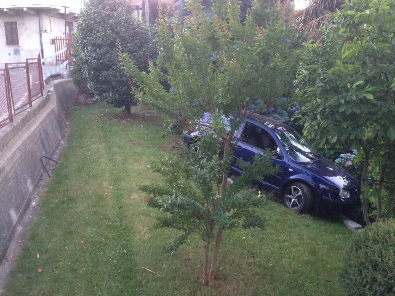 Esce di strada dopo la festa a Pralungo