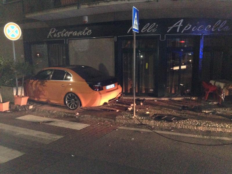 L’auto finisce in pizzeria