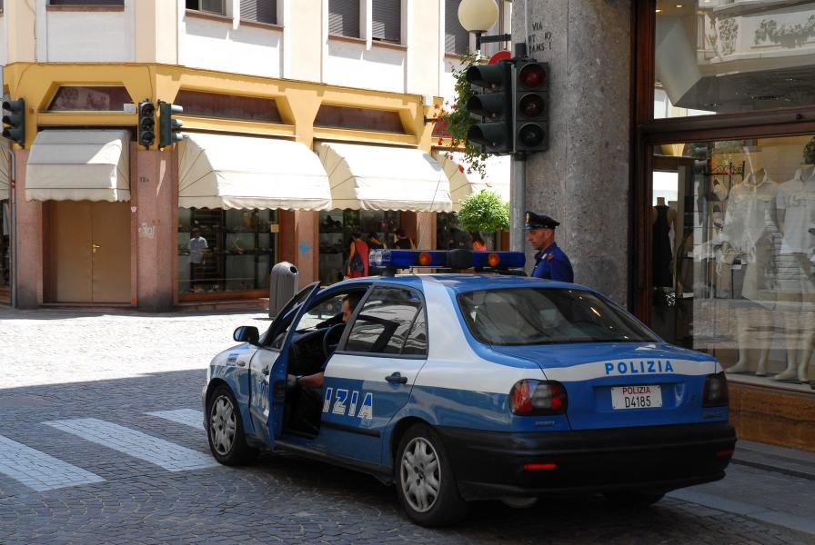 Si masturba in piazza Martiri