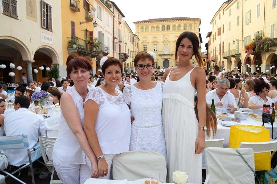Cena In Bianco In Piazza Cisterna
