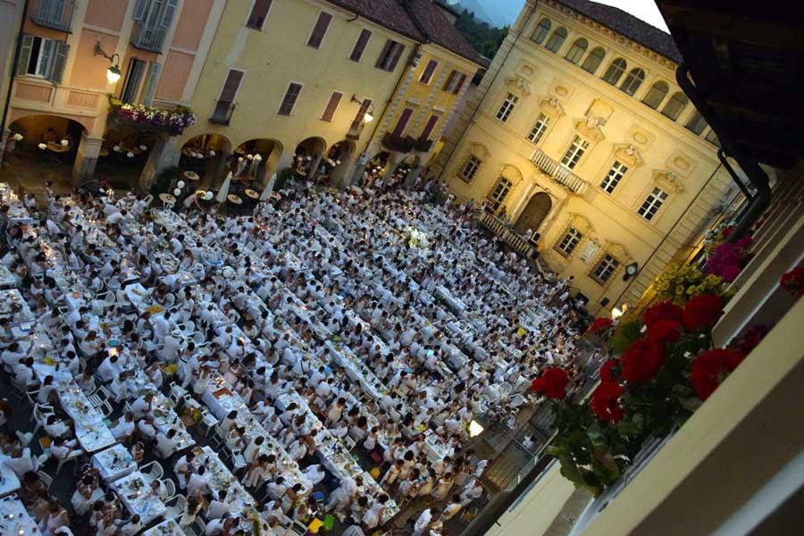 Cena In Bianco In Piazza Cisterna