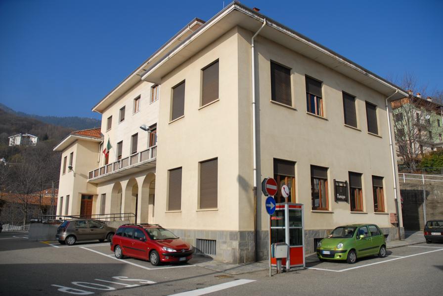 Aiuti per diari e quaderni, ma acquistati in paese