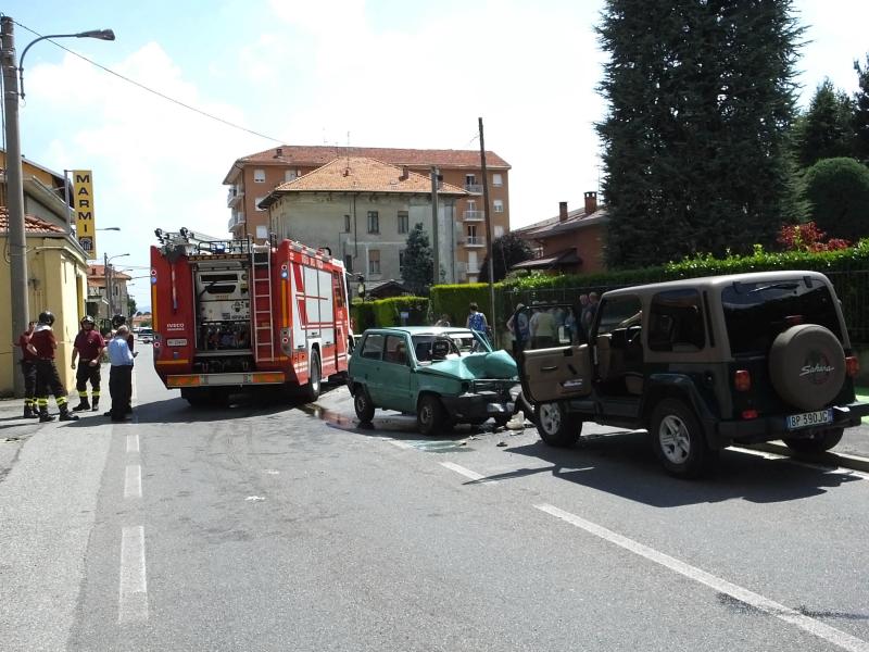 Frontale tra auto, gravissimo un pensionato