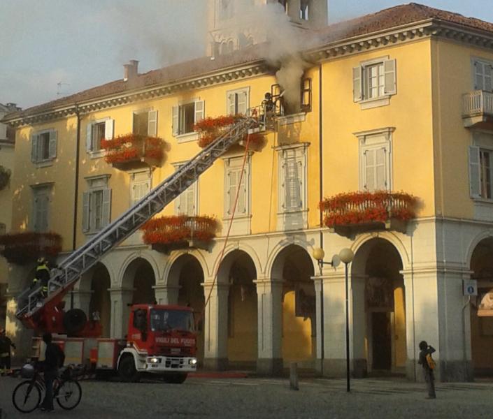 In fiamme la canonica del Duomo