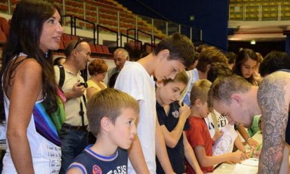 L'abbraccio dei tifosi alla nuova Angelico Biella