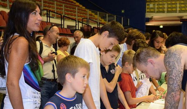 L’abbraccio dei tifosi alla nuova Angelico Biella