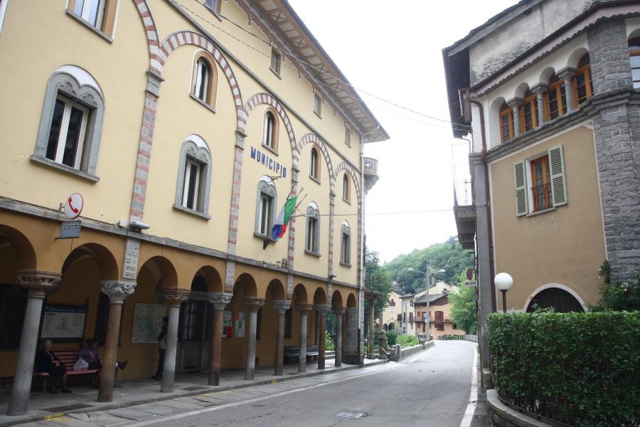 Monumento imbrattato a Rosazza