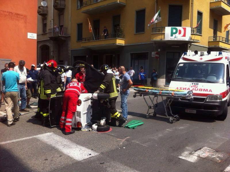 Scontro all’incrocio, ferita la postina