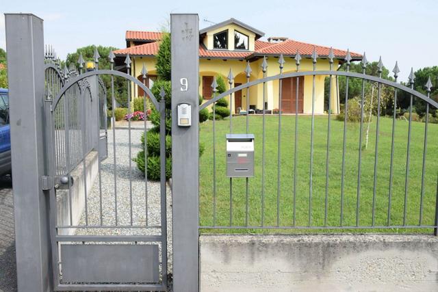 Accoltella la moglie e tenta il suicidio
