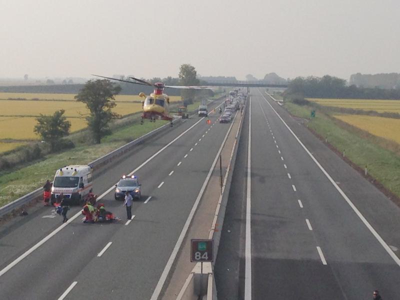 Soccorre due coniugi feriti sulla A26