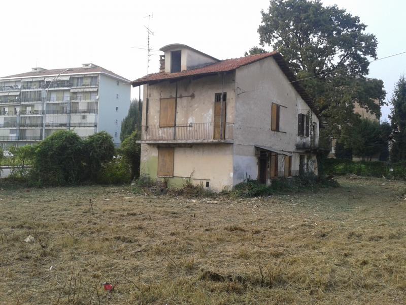 Una palazzina al posto del rudere