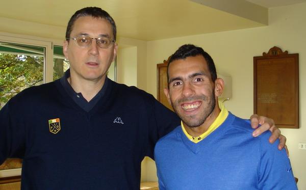 Carlitos Tevez si rilassa giocando a golf a Le Betulle