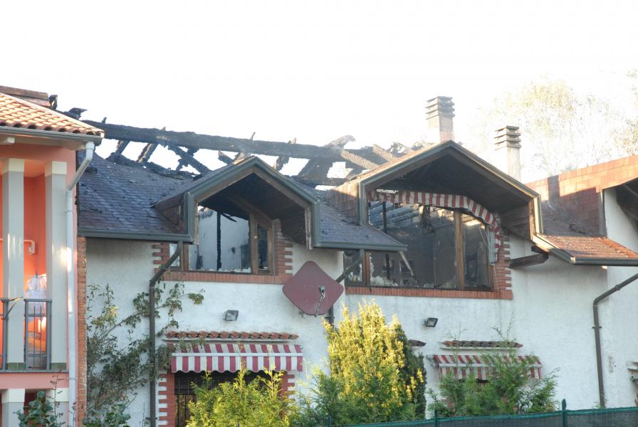 Fiamme in una villa a Benna