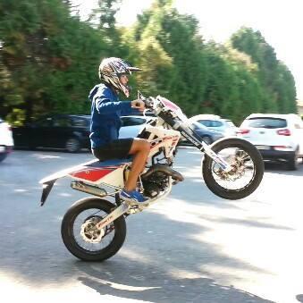 In moto contro un’auto: muore a 15 anni