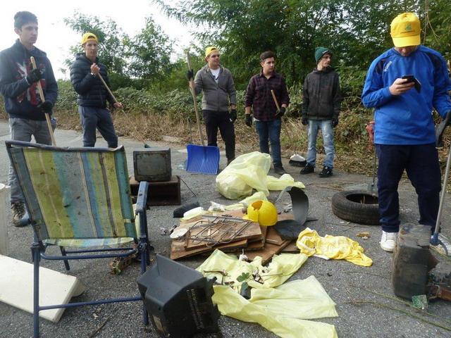 Puliamo il mondo: 350 chili di rifiuti abbandonati