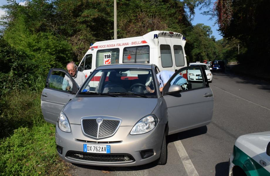 Travolge un anziano e si scontra con due auto