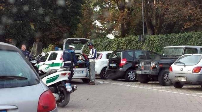 Vigili controllano i parcheggiatori abusivi