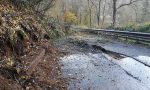 In auto contro un masso caduto per la pioggia