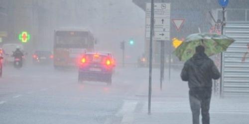 Inferno di vento e pioggia, poco fa, nel basso Biellese