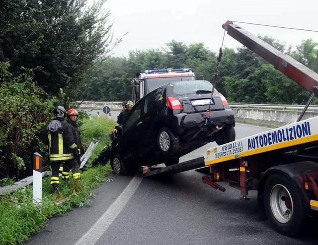 Tre auto fuori strada nella solita curva