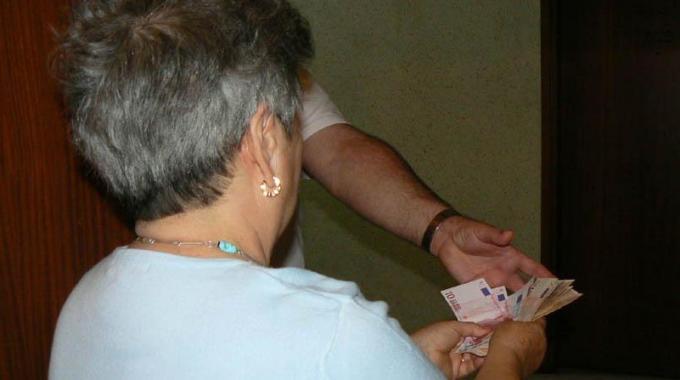 “Vendiamo scope” e le rubano l’oro