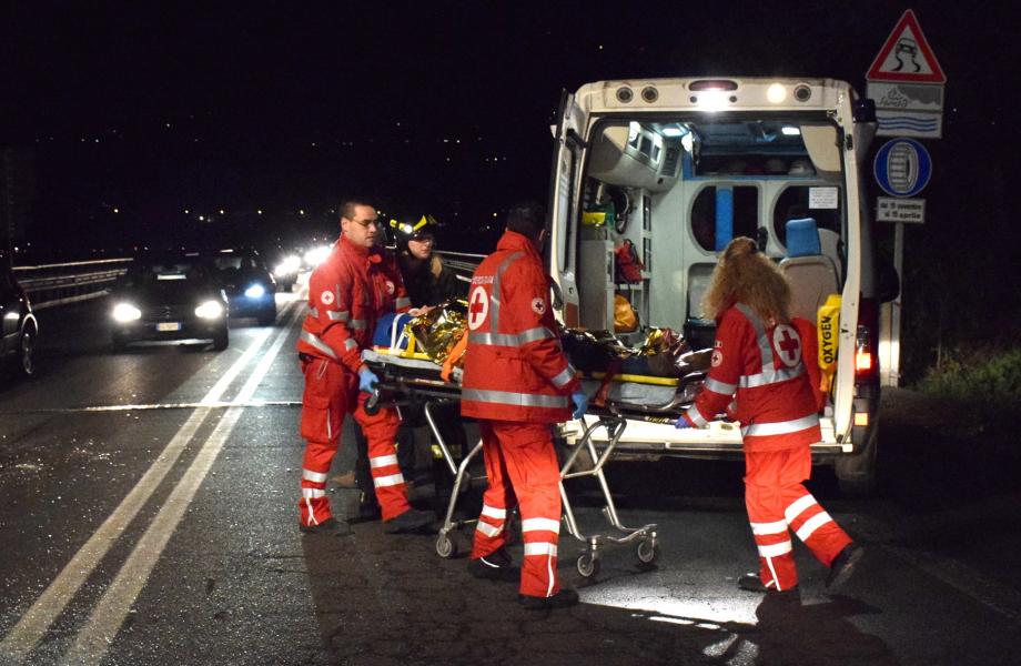 Auto si ribalta in tangenziale: lunghe code
