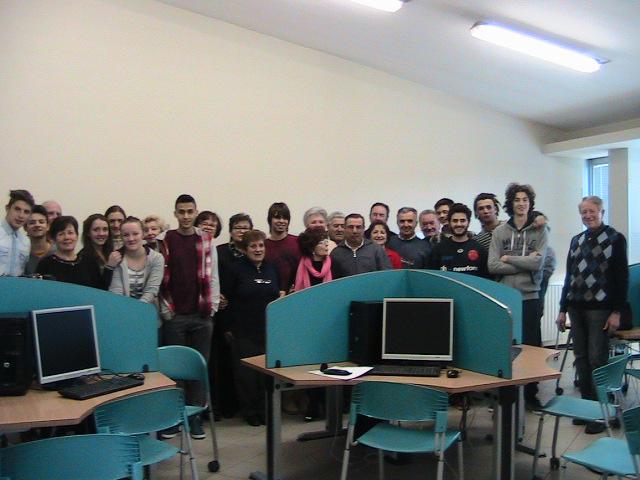 Anziani a lezione di computer dai giovani