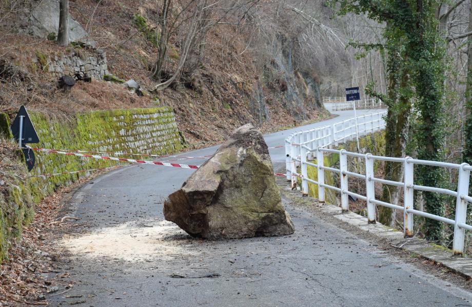Cade un masso, strada chiusa