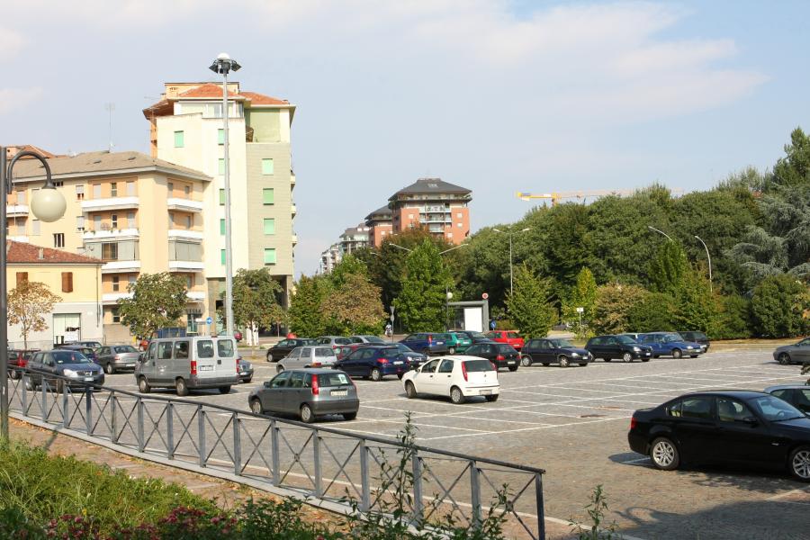 Rapinato a calci, pugni e bottigliate