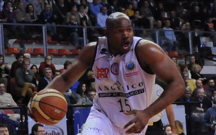Angelico fa il colpaccio a Mantova con un Raymond superlativo