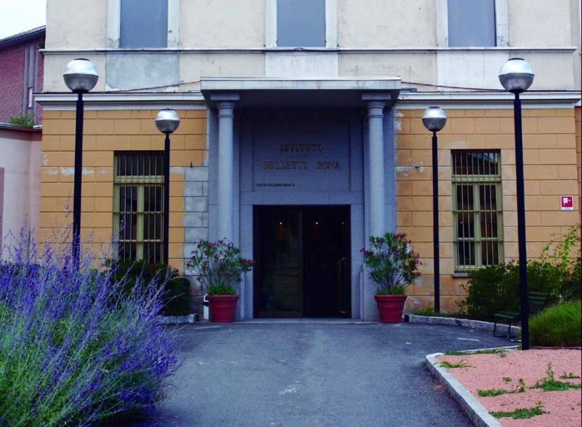 Sbatte la testa contro una vetrata mentre si reca in visita a un ospite di una Rsa