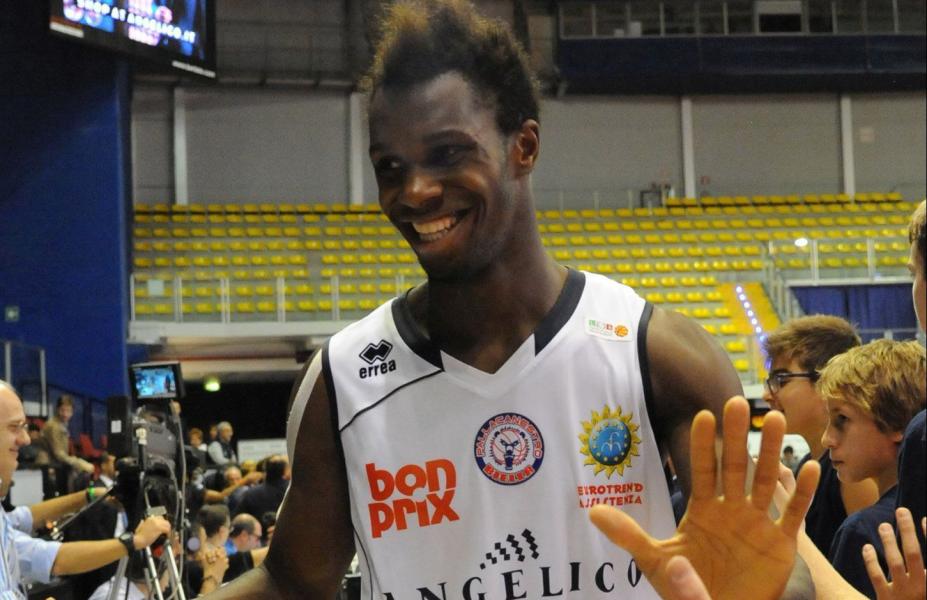 Grande cuore Angelico, rimonta e batte 70-68 la capolista Brescia con due liberi di Infante