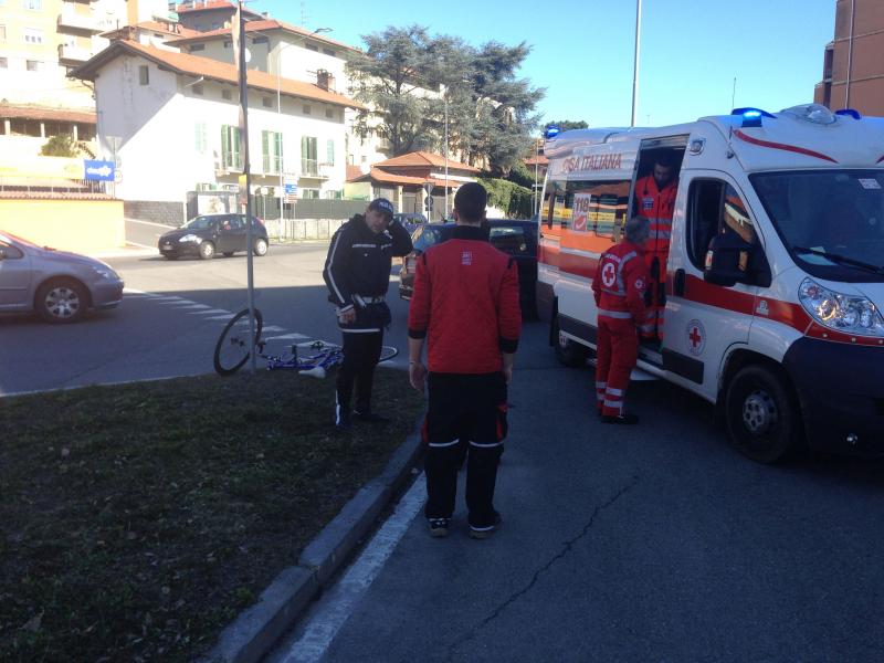 Si scontra in bici contro il camion di un corriere