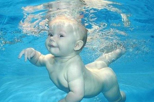 Adele nata in acqua tra le mura di casa