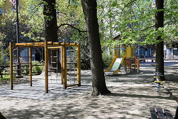 Libero il bimbo incastrato su un albero