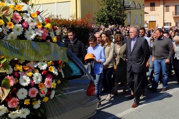 Tutta Massazza in lutto per Filippo: in tanti al funerale del diciottenne
