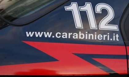 Aggredisce i carabinieri