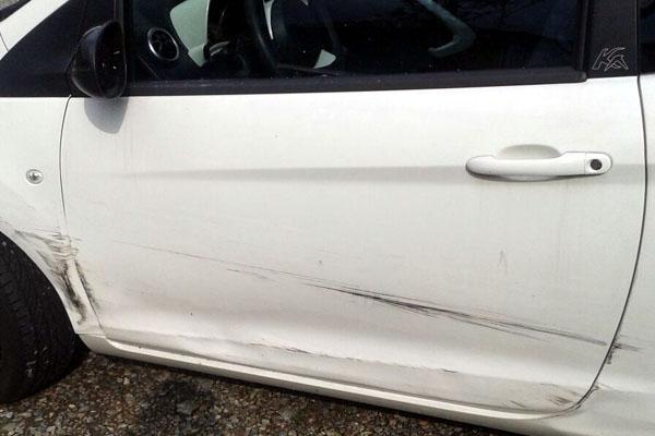 «Aiutatemi a trovare il “pirata” che mi ha danneggiato l’auto»