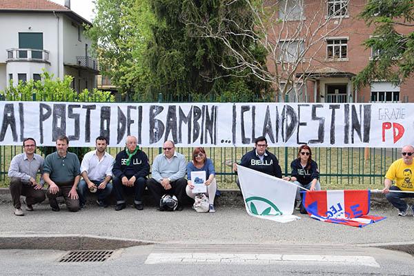 Arrivano 50 migranti, la Lega s’incatena