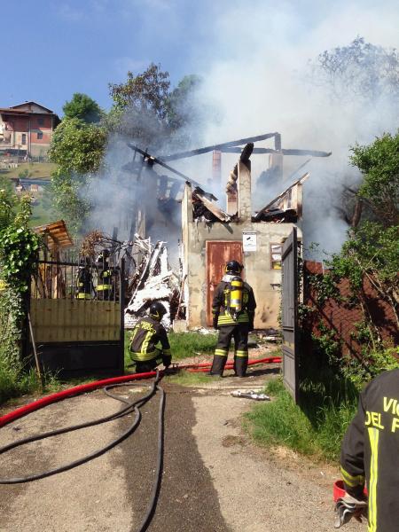 Brucia un deposito: incendio doloso