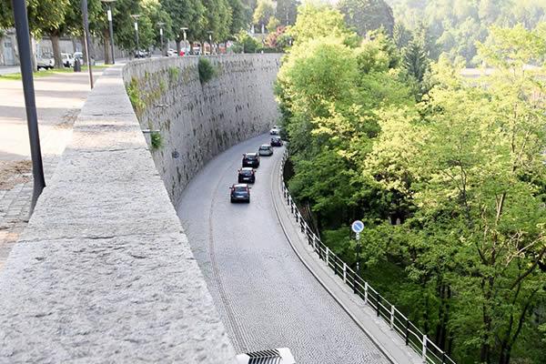 Lanciano sassi sulle auto in transito