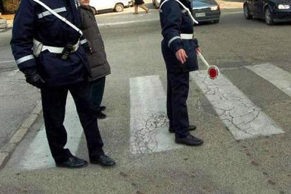 Esibisce una patente falsa: denunciato