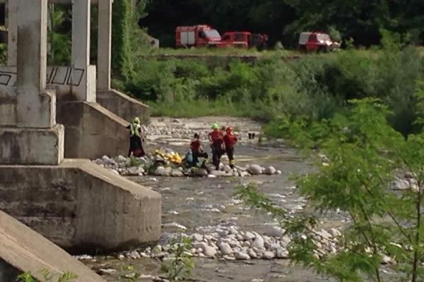 Ragazza si getta dal ponte sulla tangenziale. Ascoltava musica, poi improvvisamente il salto