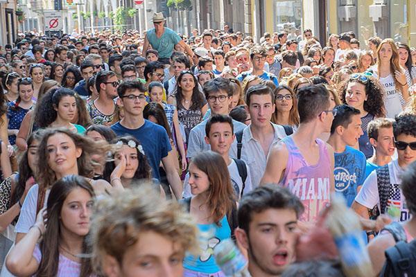 Coronavirus, boom di contagi tra i 19/24 anni: più che raddoppiati
