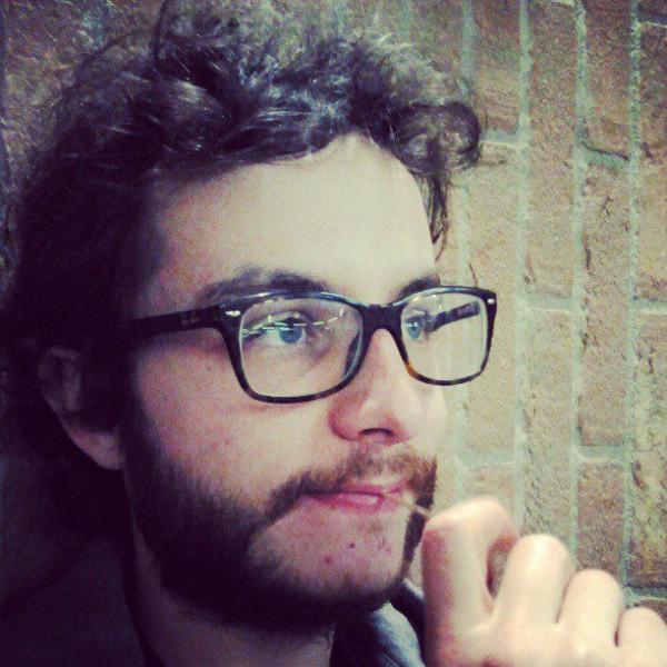 Cade dalla finestra e muore